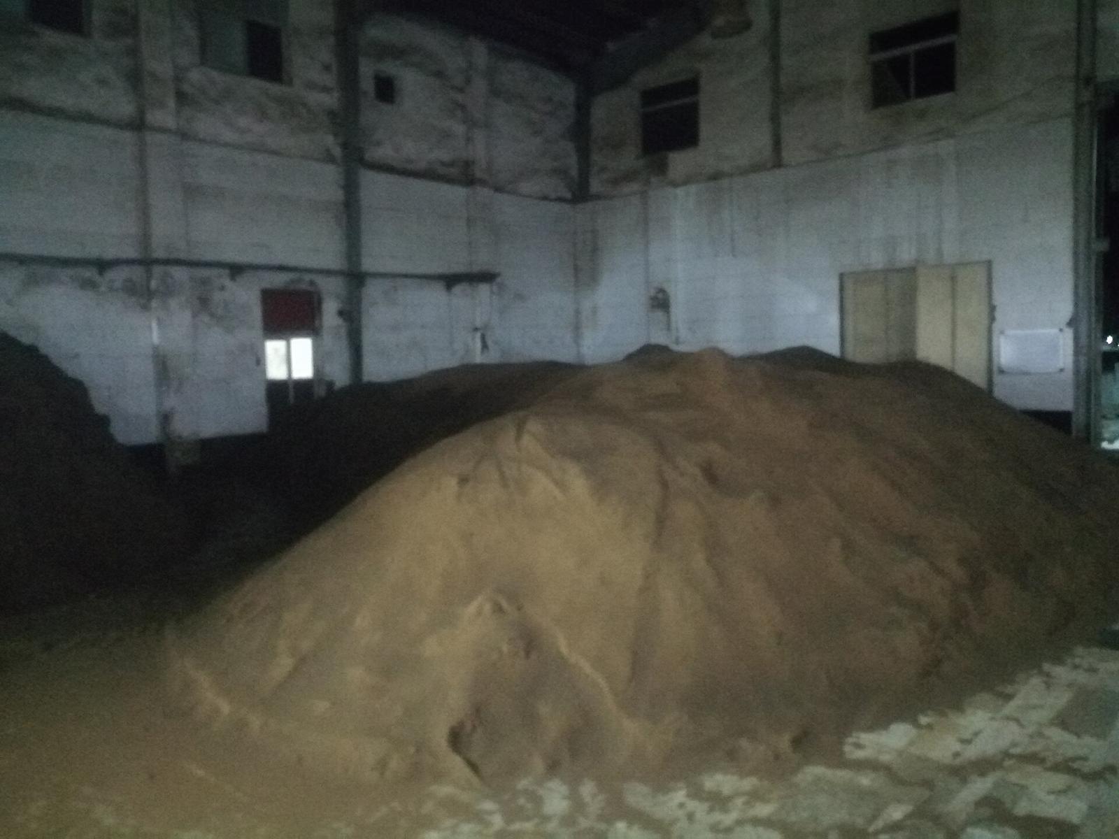 গুদামে মজুত ফিডের কাঁচামালের বড় স্তূপ