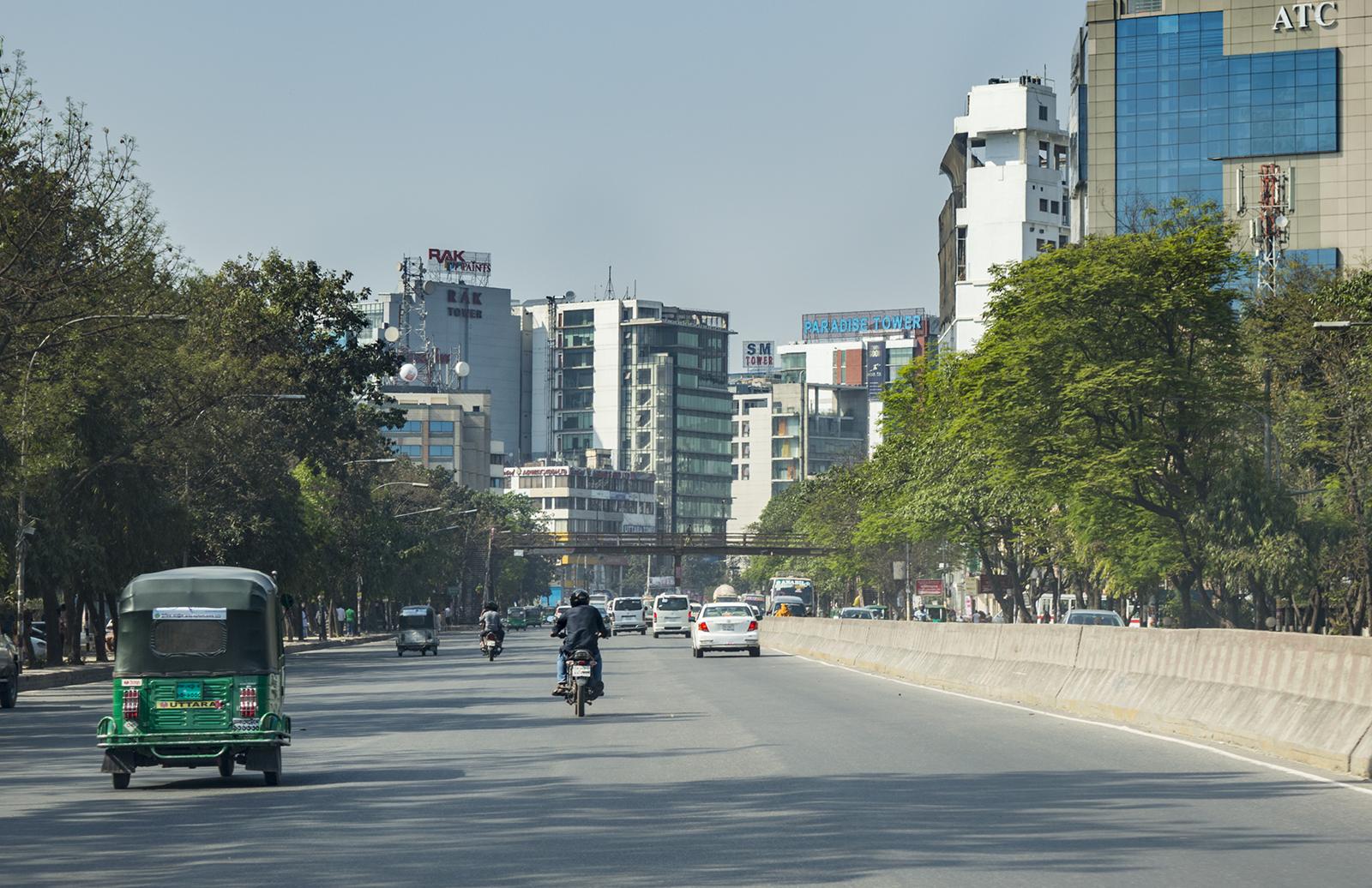 উত্তরার একটি বড় রাস্তা, দুই পাশে গাছ আর ভবন